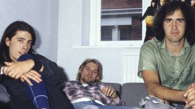 Dave Grohl, Kurt Cobain och Krist Novoselic på soffa i London 1991.