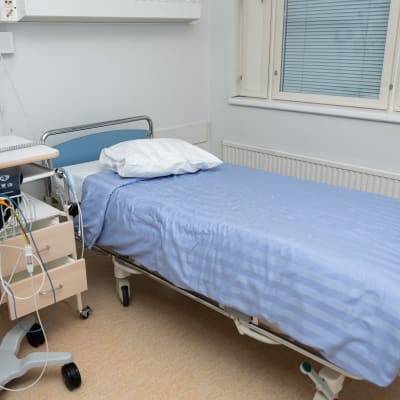 Tyhjä sairaalasänky eristyshuoneessa Ivalon terveyskeskuksessa