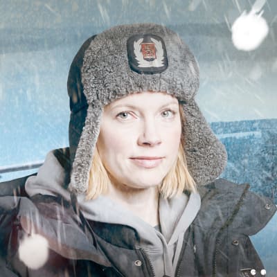 Saara Kotkaniemi katsoo kameraan, takana luminen Lapin maisema ja nyrkkeilykehä.