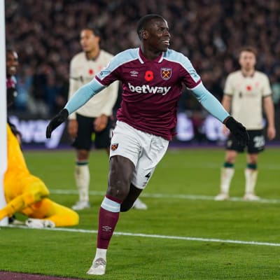 Kurt Zouma firar mål mot Liverpool.