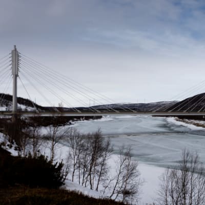 Suomen ja Norjan välinen silta ylittää Tenojoella, Utsjoen kirkonkylällä.