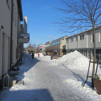 Berggatan i Hangö en snöig och solig dag.