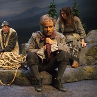 I väntan på ledaren i finska Lappland. Jan-Christian Söderholm, Pekka Huotari, Paavo Kerosuo och Jonna Nyman i Ta mig till er ledare på Lilla teatern.