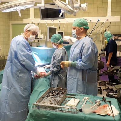 Kirurgi ja hoitajat leikkaussalissa tekemässä sappileikkausta