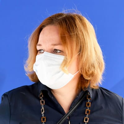 Familje- och omsorgsminister Krista Kiuru med munskydd. 