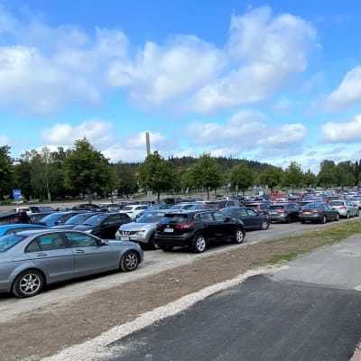 Pysäköintialue on täynnä autoja parkissa Lahdessa.