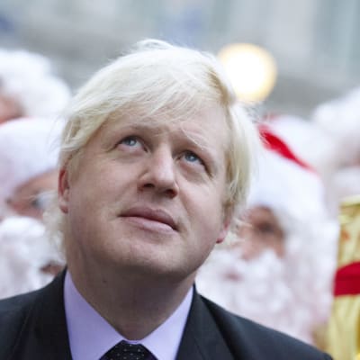 Boris Johnson takanaan joulupukkeja.