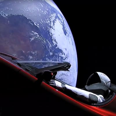 Provdockan "Starman" i förarsätet av sportbilen Tesla efter uppskjutningen av superraketen Falcon Heavy.