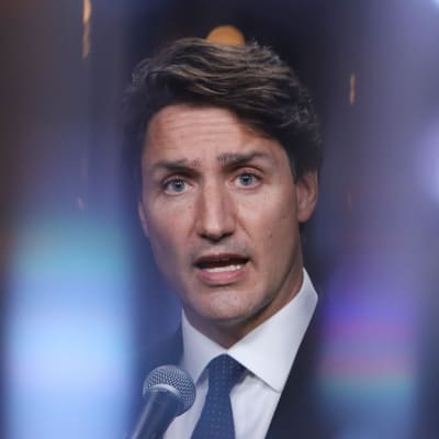 Justin Trudeau, en medelålders man med mörkt hår och kostym, i närbild.