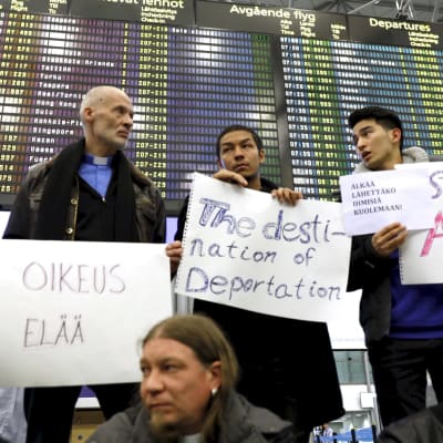 Moshtagh Yaghoubi under en protest mot Afganistanflyg, april 2017.
