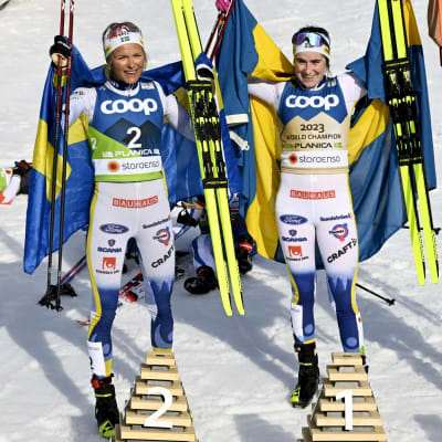 Frida Karlsson, Ebba Andersson och Astrid Öyre Slind firar efter VM-lopp.