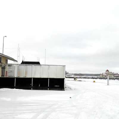 En bild från Ekenäs hamn. Till vänster syns en gul byggnad med uteservering, i bakgrunden syns restaurang Knipan.