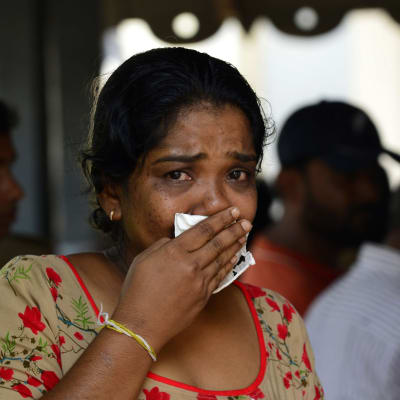 Kvinna sörjer offer för terrorattentaten i Sri Lanka.