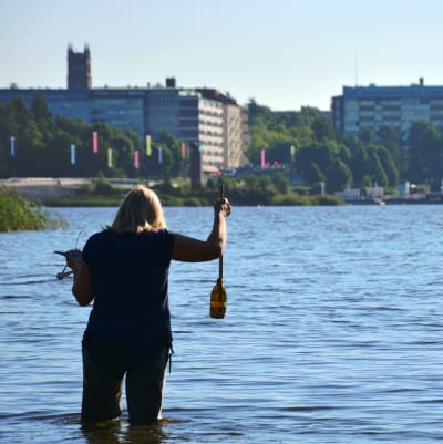Ulla Udd, miljöingenjör för Vasa stad, tar algprover vid paradisön i Vasa.