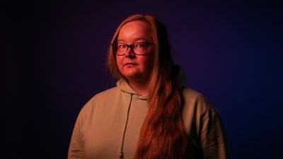 En bild på en ung kvinna mend ljust och långt hår. 