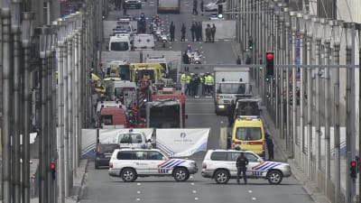 Polis avspärrar område vid metrostation i Bryssel.
