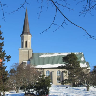Hangö kyrka i vinterskrud.