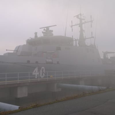 minfartyget Katanpää står förtöjd en dimmig morgon vid hamnen i Pansio.