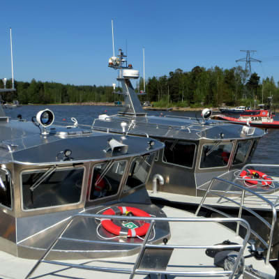 Man vid brygga