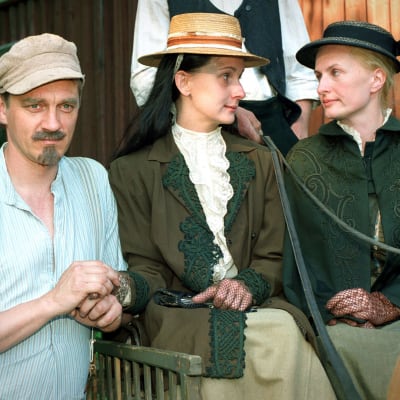 Ville Virtanen (Juhani Aho), Miina Turunen (Tilly Soldan) ja Sara Paavolainen (Venny Soldan) tv-draamassa Venny (2003).