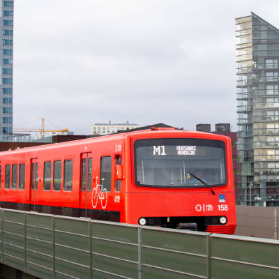 Metrojuna Kalasataman sillalla.