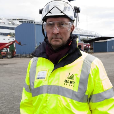 VD Johan Backas står på kajen vid Åbo reparationsvarv.