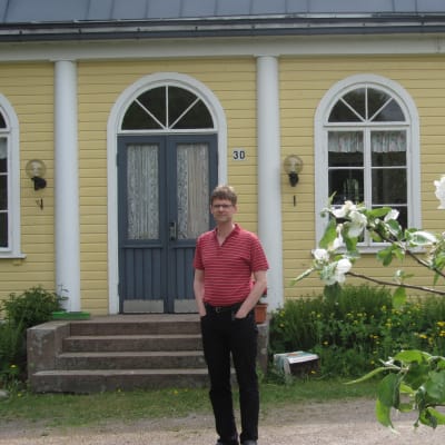 Kyrkoherde Johan Westerlund i Pojo hoppas att prästgårdarna kan bevaras.
