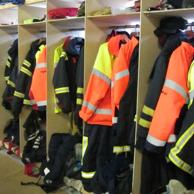 Brandkårskläder, fotat i Lappvik fbks station.