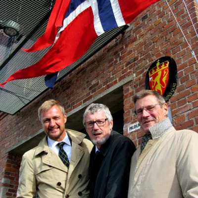 Kaj Rönnlund (längst til vänster) efterträder Lars-Erik Wägar (längst till höger) som norsk konsul i Vasa. I mitten Norges ambassadör i Finland Jörg Willy Bronnebakk.