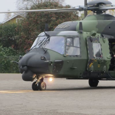 Carl Haglund stiger ur helikopter