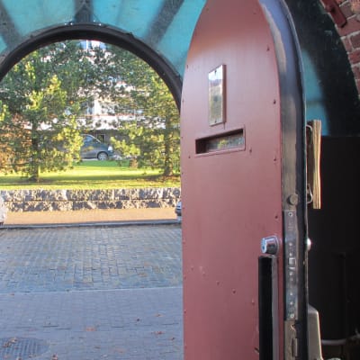 Den tunga metalldörren från fängelset ut till Strandgatan.