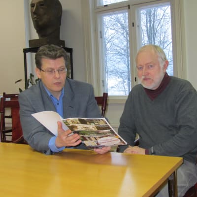 Museichef Dan Lindholm och landskapsmuseiforskare Peter Sjöstrand studerar sammanfattningen kring föremålsarkivprojektet