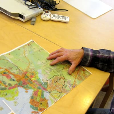 Bo Norrgård med kartan över efterspaningarna efter Pentti Lampinen