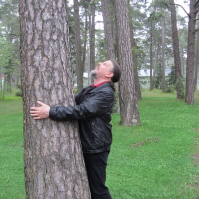 Miljöföreningens Pertti Sundqvist kramar träd