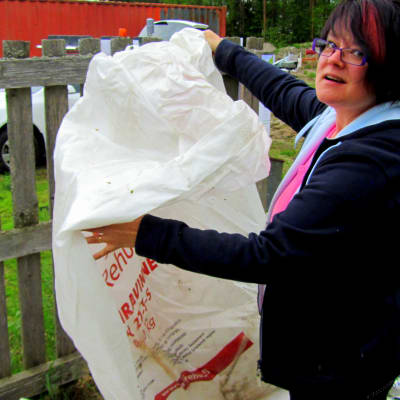 Mia Sjöblad sorterar plastsäckar