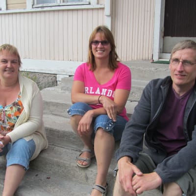 Margareta Gustafsson, Annette Sjöblom och Rolf Haapa från styrelsen för Karis östra ungdomsförening.
