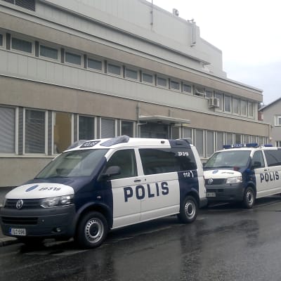 Polisbilar på rad.