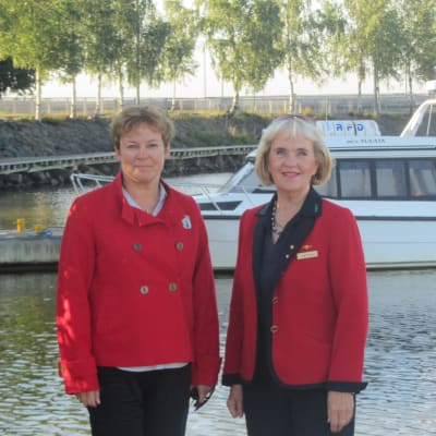 Åsa Rönnlund och Margit Sellberg guidar tyskar i Vasa