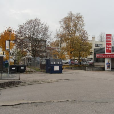 Inhägnaden mellan Köpmansgatan och latvala parkering i Karis