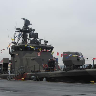 Militärfartyg i Norra Hamnen i Ekenäs.