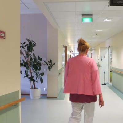 Närvårdare Kati Laine på jobb på avdelning tre vid Näse sjukhus i Borgå
