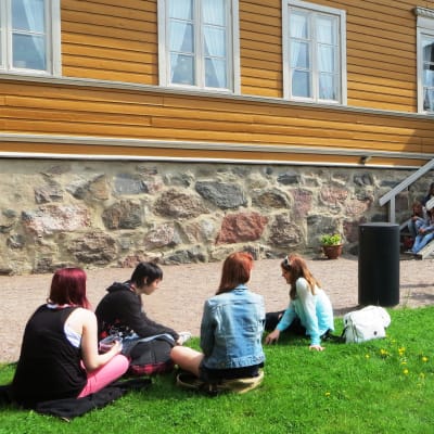 Elever från Tammerfors utanför Runebergs hem i Borgå
