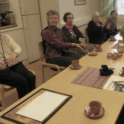 Sällskapsgruppen för ensamboende seniorer samlas i servicehuset Esplanad i Lovisa