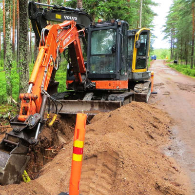 Vessönet och Borgå Energi gräver ned kablar i Sondby