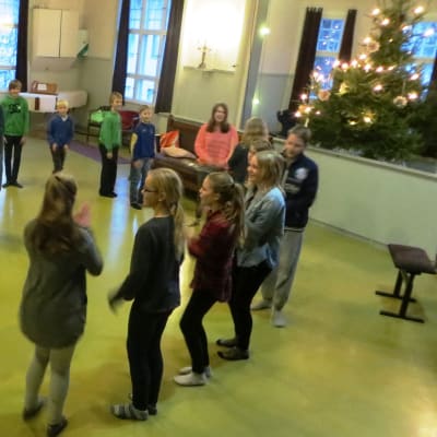 Borgby skolas elever i Sibbo lär sig ringlekar under ledning av Heidi Palmu och spelman Anders Backman