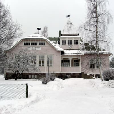Bild av Västerby skola i vinterskrud.