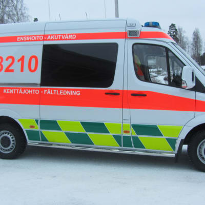 Ambulans i snöigt landskap