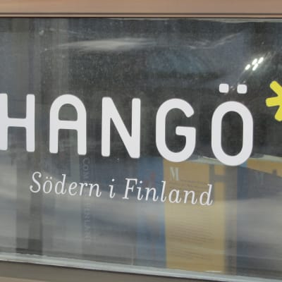 Text i vitt där det står Hangö Södern i Finland på fönsterruta.