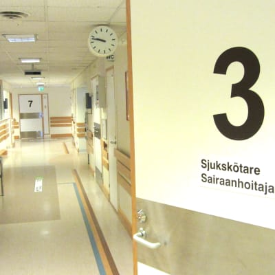 En korridor på ett sjukhus med många dörrar.