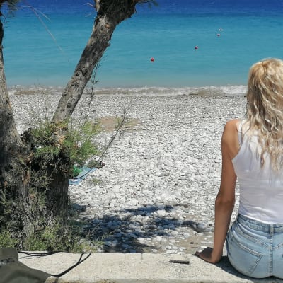 Jenni Korpi katselee Välimeren aaltoja Ixiassa Kreikan Rodoksella . 